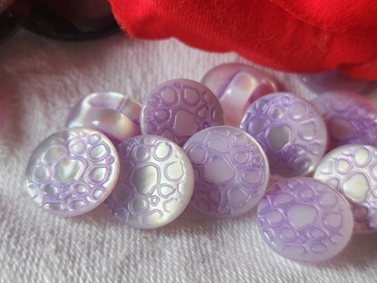 Lot 6 boutons anciens en nacre  violet ciselé alveole pied 1,2 cm ref 3031