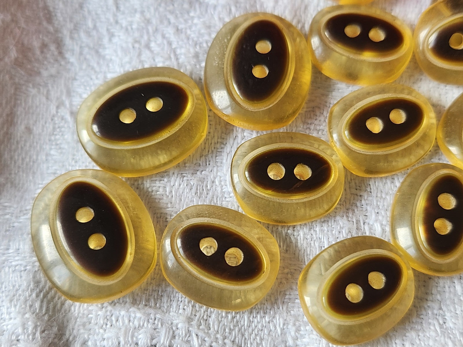 Lot 17 boutons vintage marron trou panaché 1 sur 1,2 à 1,2 sur 1,4 cm ref 127