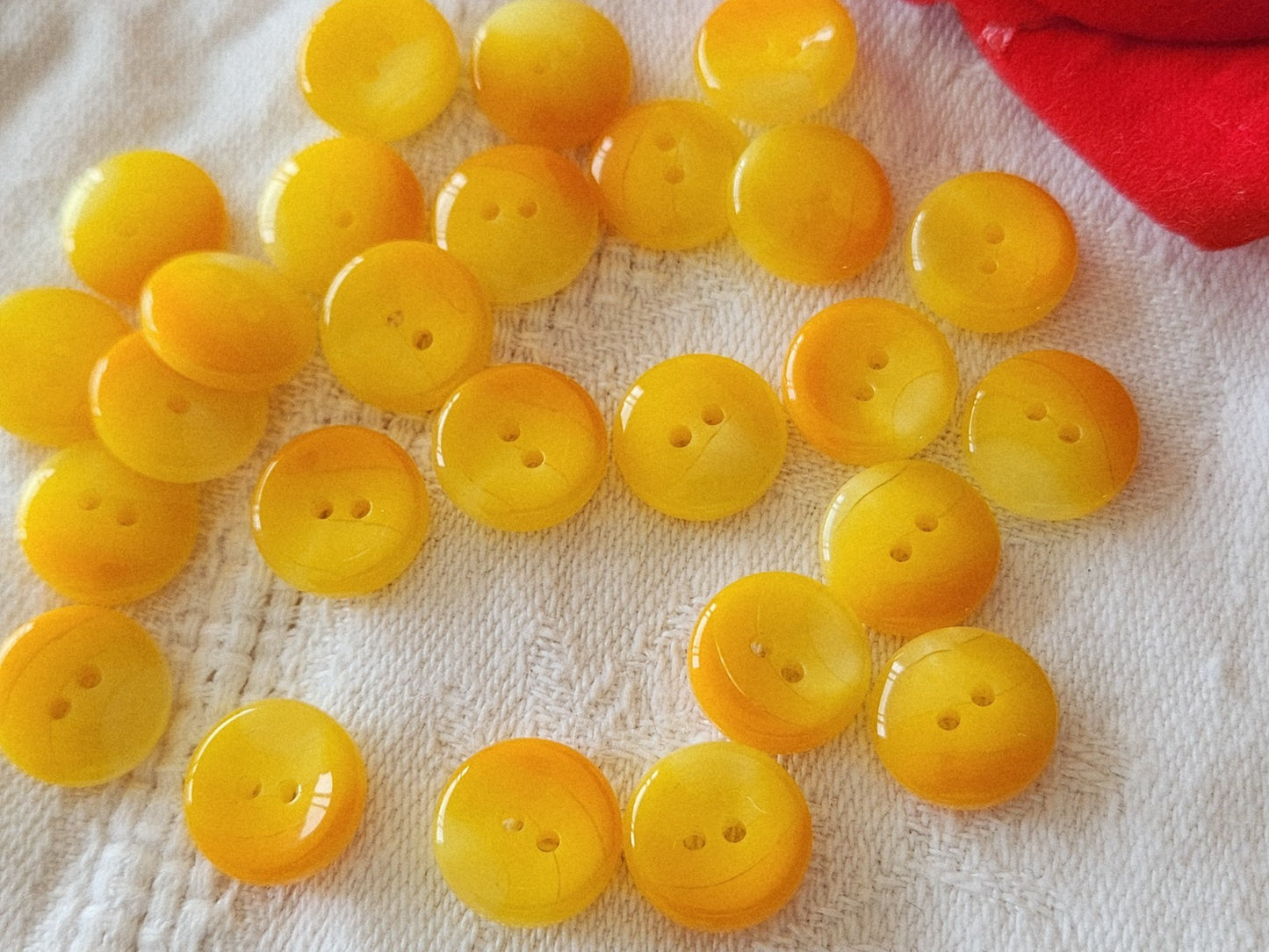 Lot 27 petits boutons vintage camaïeu jaune orange  à trous  1,1 cm ref 5972