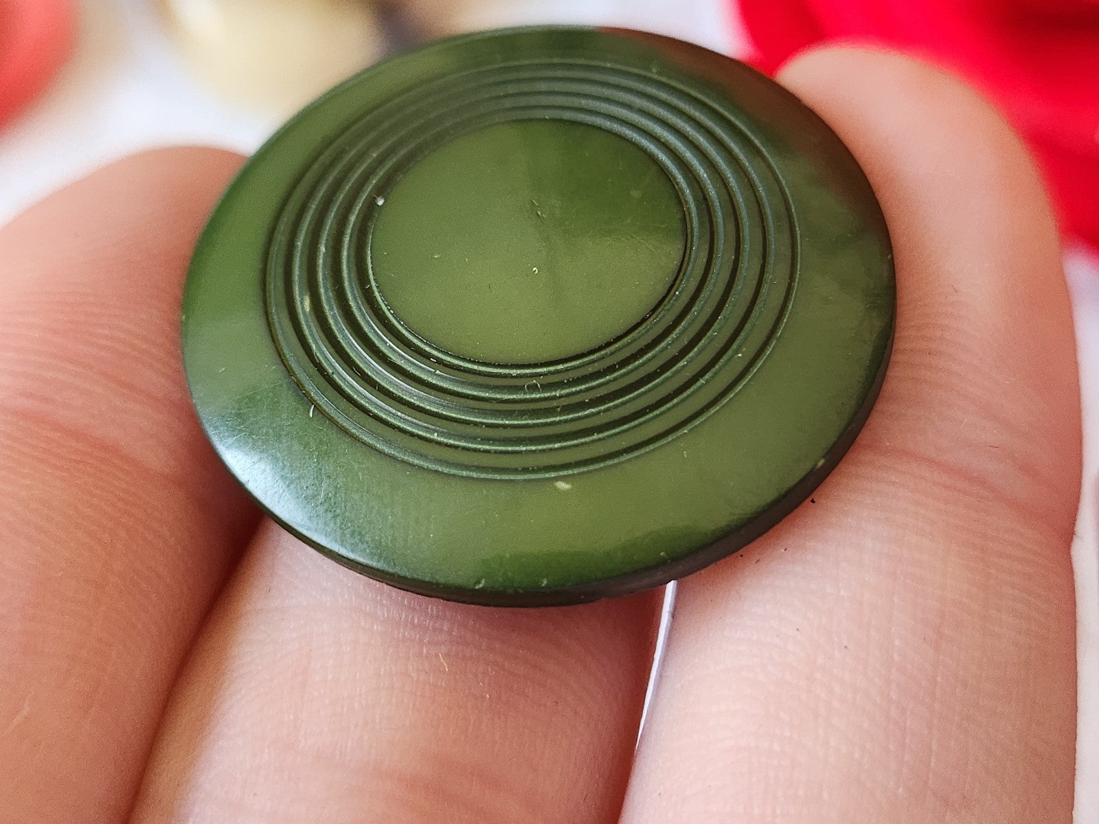 Grand bouton ancien année 50 vert pied laiton 3,1 cm strié D19K