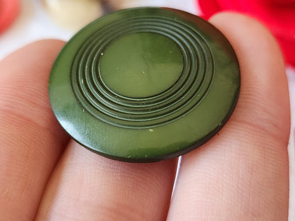 Grand bouton ancien année 50 vert pied laiton 3,1 cm strié D19K