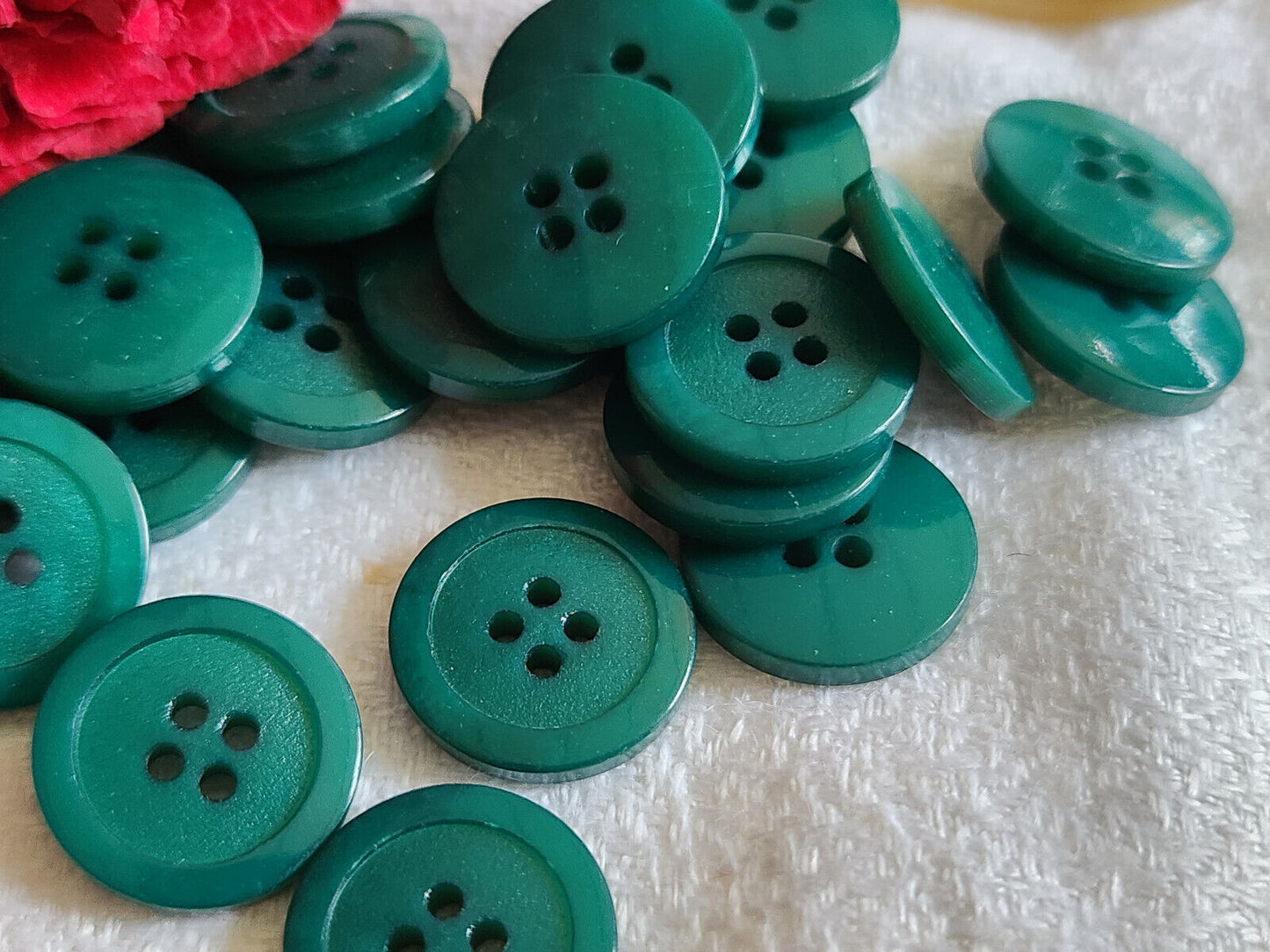 lot  25 boutons vintage VERT sapin 4 trous 1,7 cm ref 775