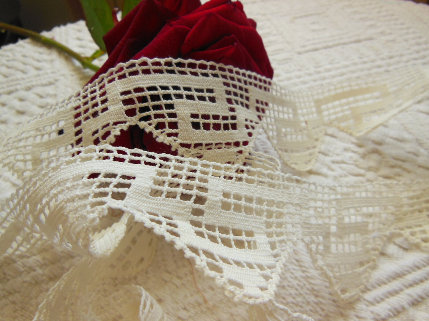 Dentelle ancienne motif géométrique  1 mètre 50 sur 4 cm T3-36
