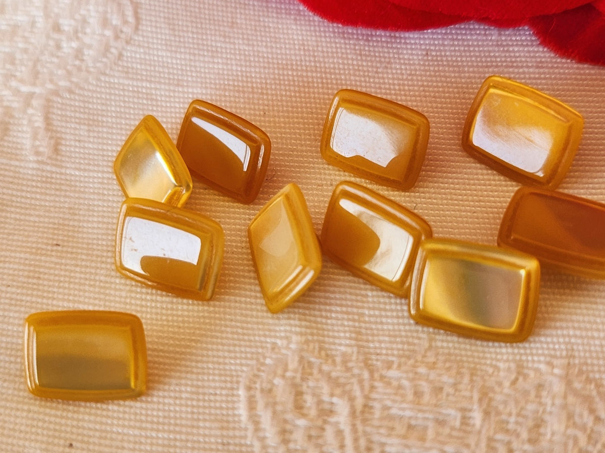 Lot 10 boutons anciens en nacre jaune rectangle pied 0,8 cm sur 1 cm ref 6664