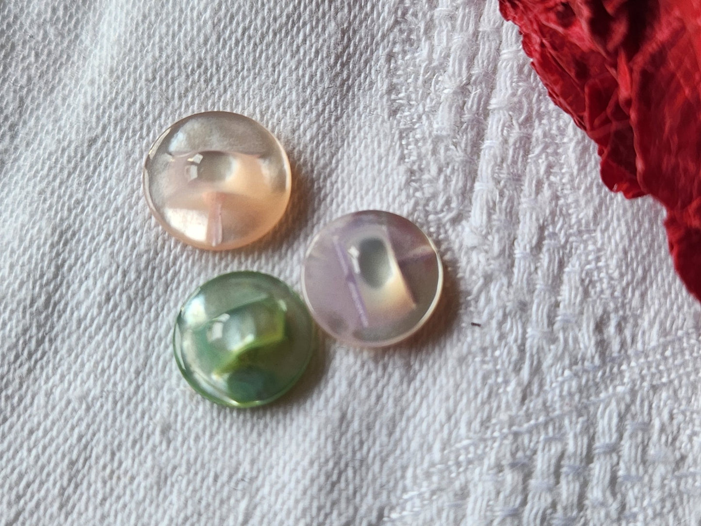 Trio petits boutons anciens en nacre alveole ciselé 1,1/1,2 cm G13A