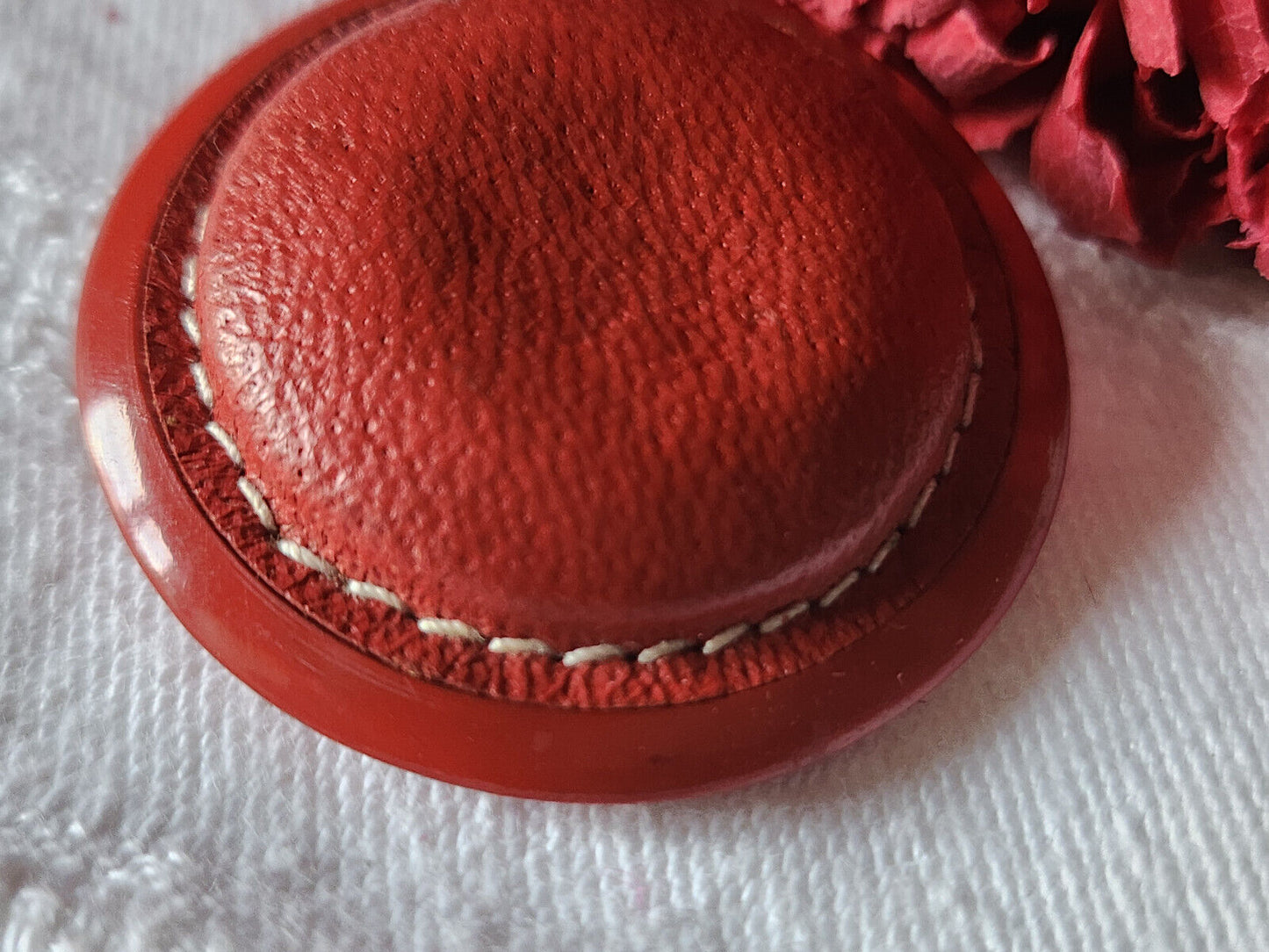 Collection gros bouton coeur cuir rouge monture resine 3,7 cm D8P