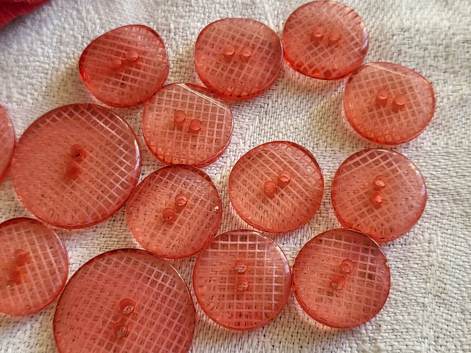 Lot 14 boutons vintage rouge rosé quadrillé panaché 1,3 et 1,8 cm ref 2479