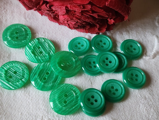Lot 15 boutons vintage vert 2 series trous 1,4  et 1,8 cm ref 1076