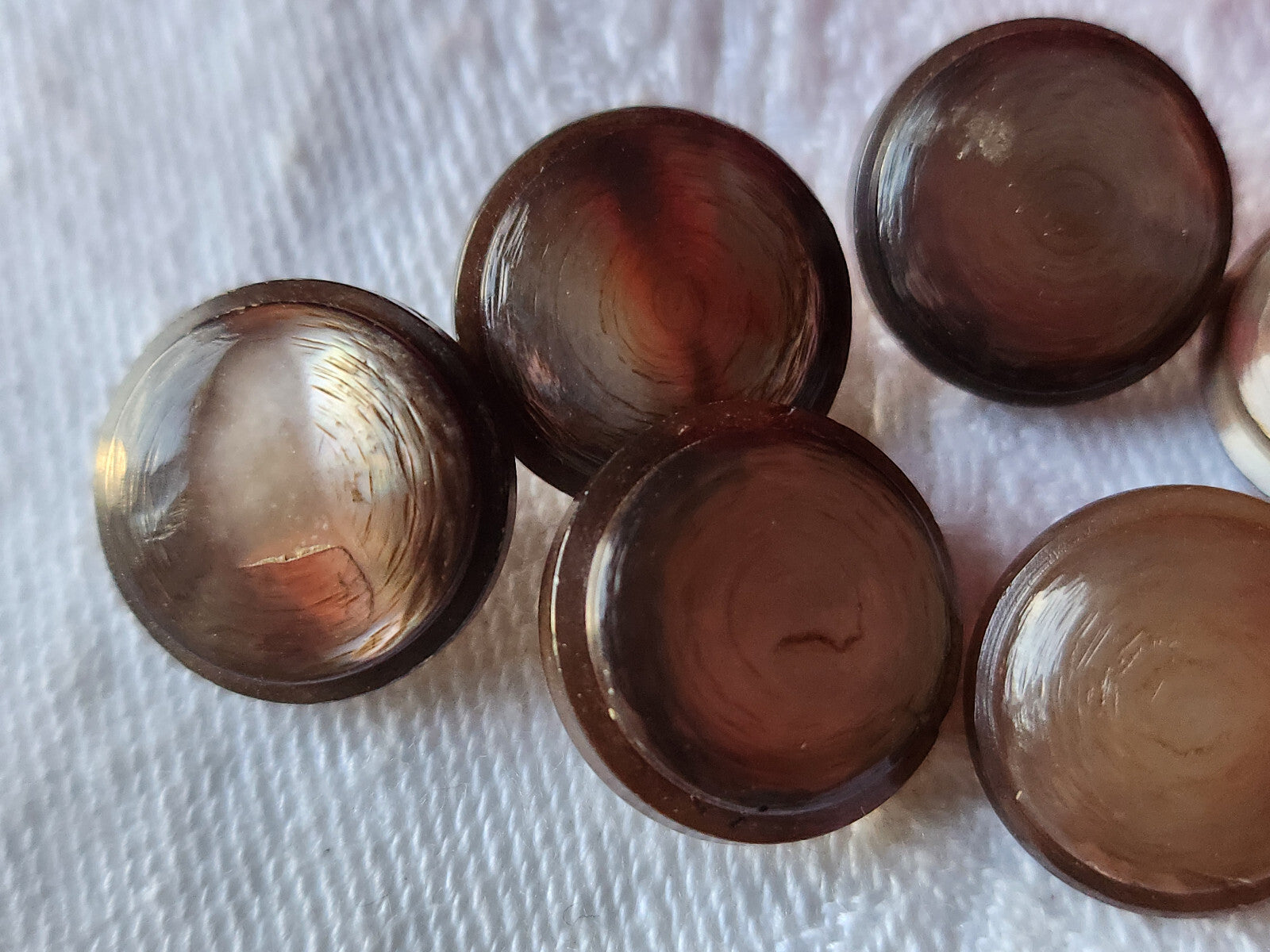 Panaché lot 7 boutons anciens en nacre marron à pied 1,4 cm ref 5856