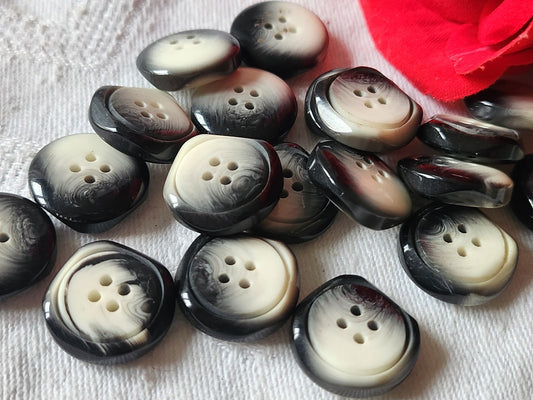 Lot 20 boutons vintage noir creme épais à trous  1,8 cm ref 5427