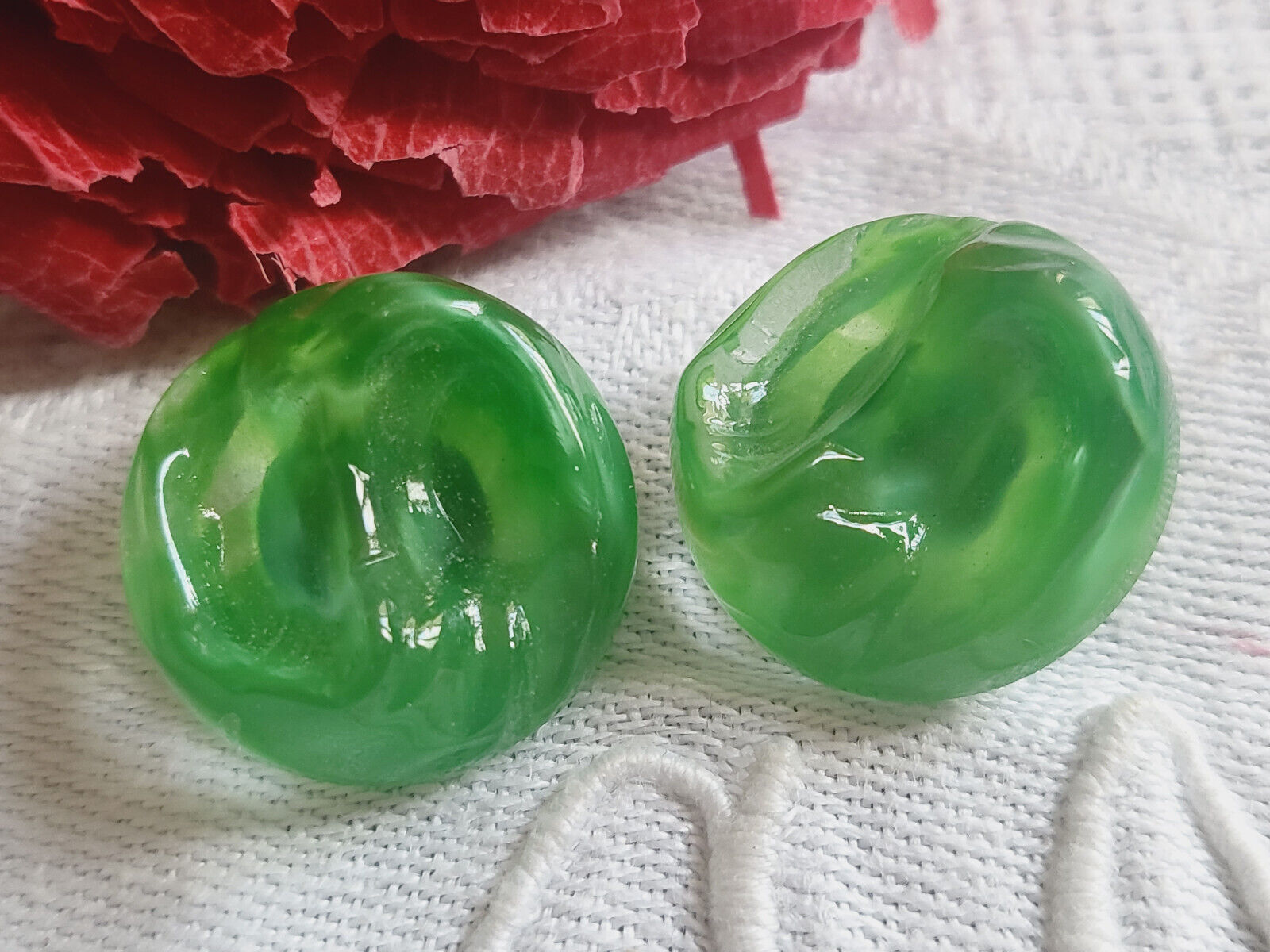 Duo boutons anciens en verre laiteux vert  diamètre 1,7 cm  vintage D11T