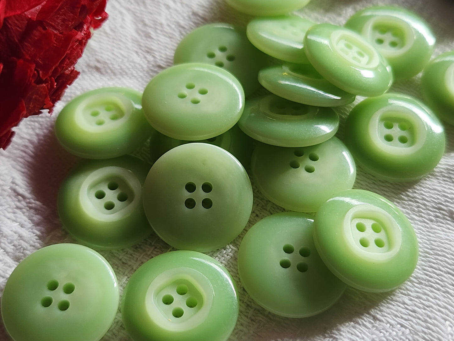 Lot 18 boutons vintage vert teinte dégradé trous  1,8 cm ref 3369