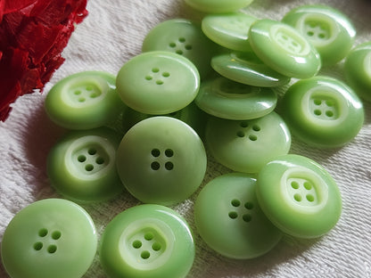 Lot 18 boutons vintage vert teinte dégradé trous  1,8 cm ref 3369