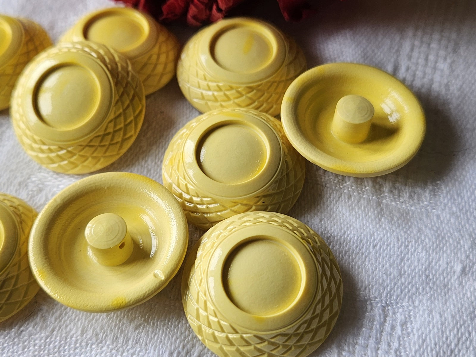 Lot 6 gros boutons jaune  à pied motif 2,5 cm ref 3760