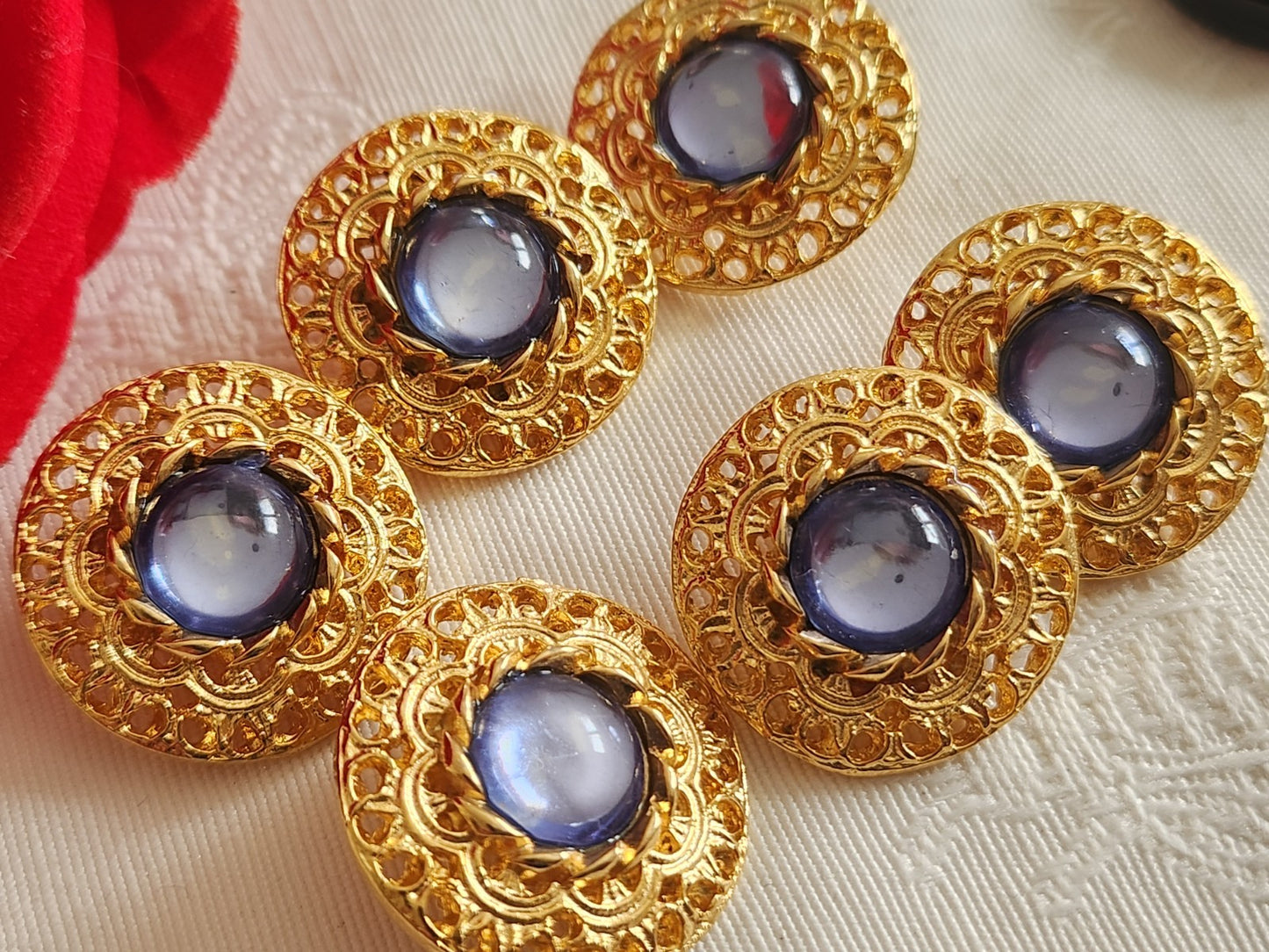 Lot 6 boutons vintage en métal doré volume coeur strass bleu 2,3 cm ref 6336