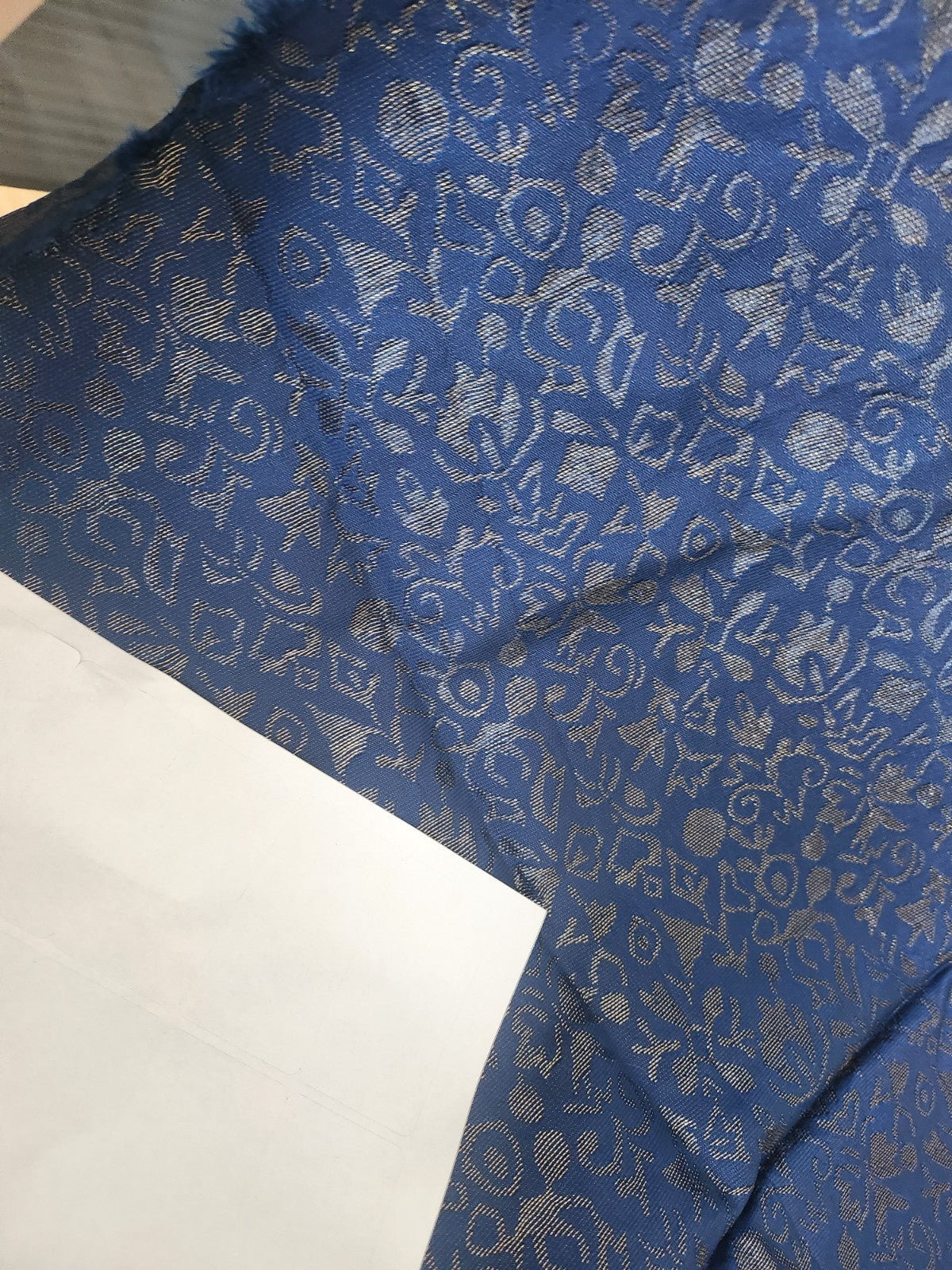 Ancien coupon de tissu bleu foncé 91 cm sur une hauteur de 66 cm B4