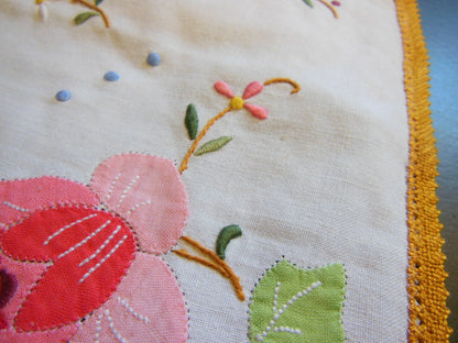 Napperon ancien motif broderie rehaussée de tissu jolie galon   B6