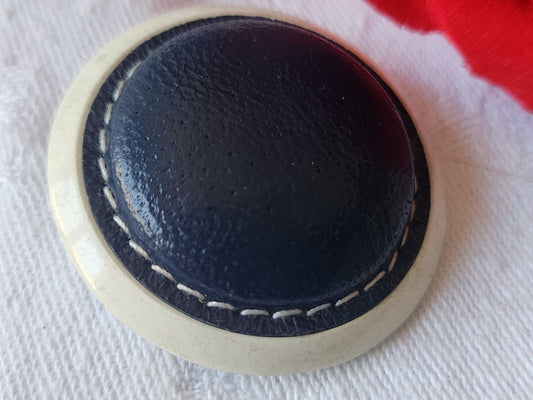 Collection gros bouton coeur en cuir bleu monture resine 3,7 cm ref 618