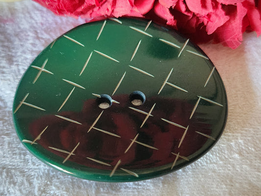 Gros bouton vintage collection vert strié trous ovale 4,5 cm sur 3,6 cm ref 6553