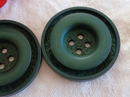 Duo énormes boutons vintage vert mat motif relief  4,4 cm XXL 44 mm ref 6462