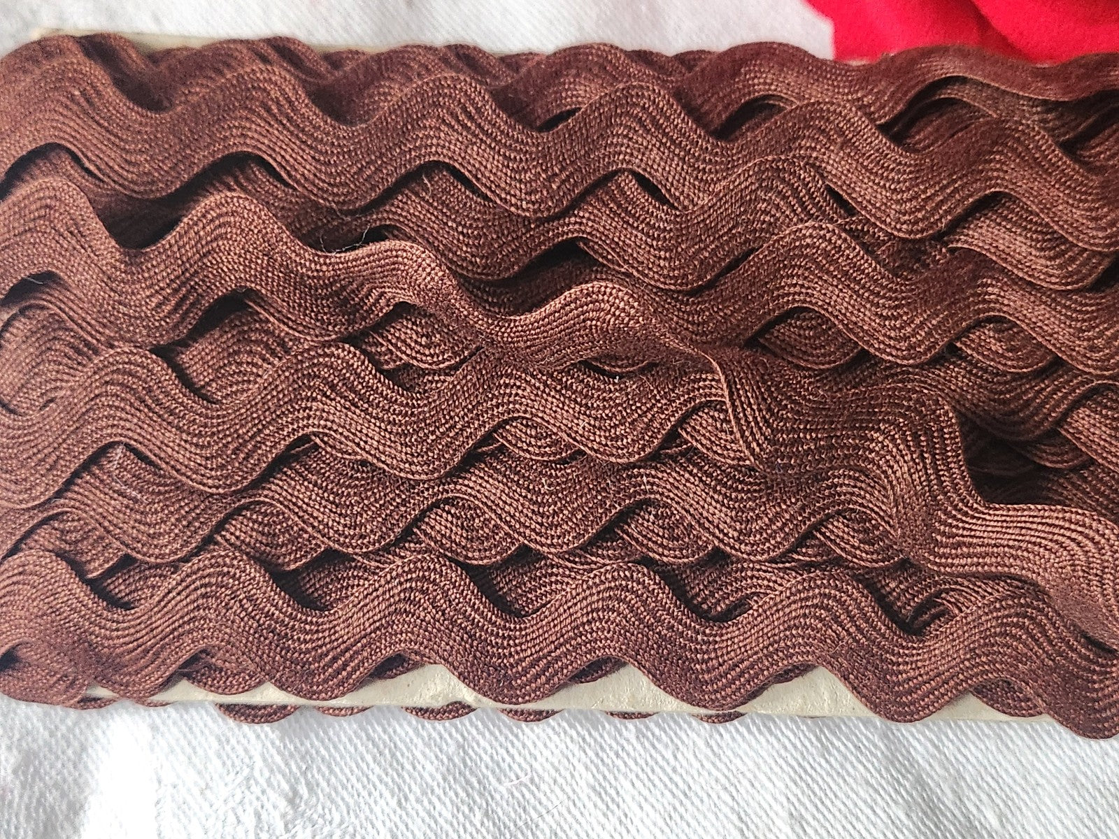 Galon vintage serpentine marron  large plaque largeur  1, 5cm (au max)  A2