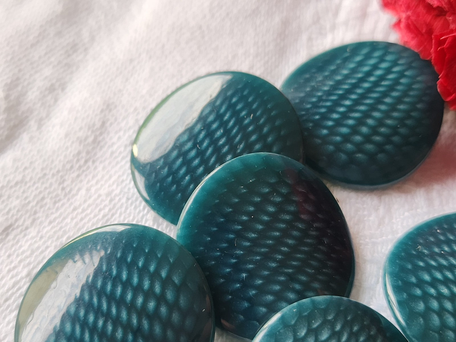 Lot 8 boutons vintage motif vert courbé pied 2,3 cm ref 3765