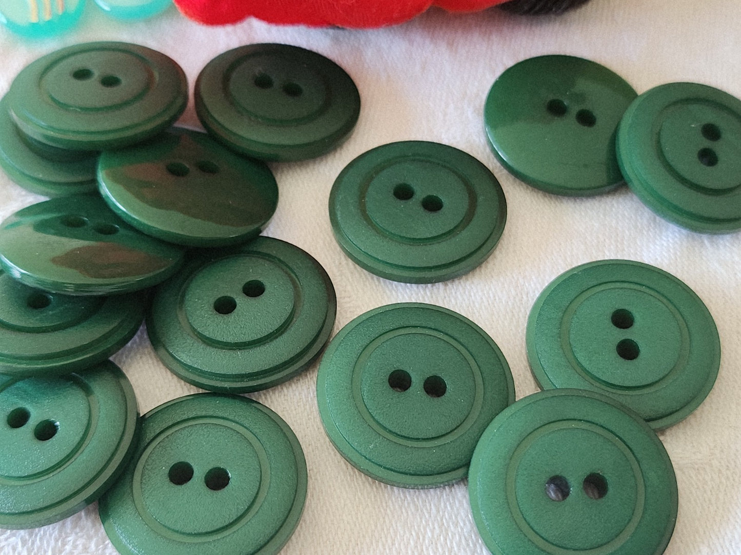 Lot 8 boutons vintage vert à trou travaillé 2,2 cm ref 3853