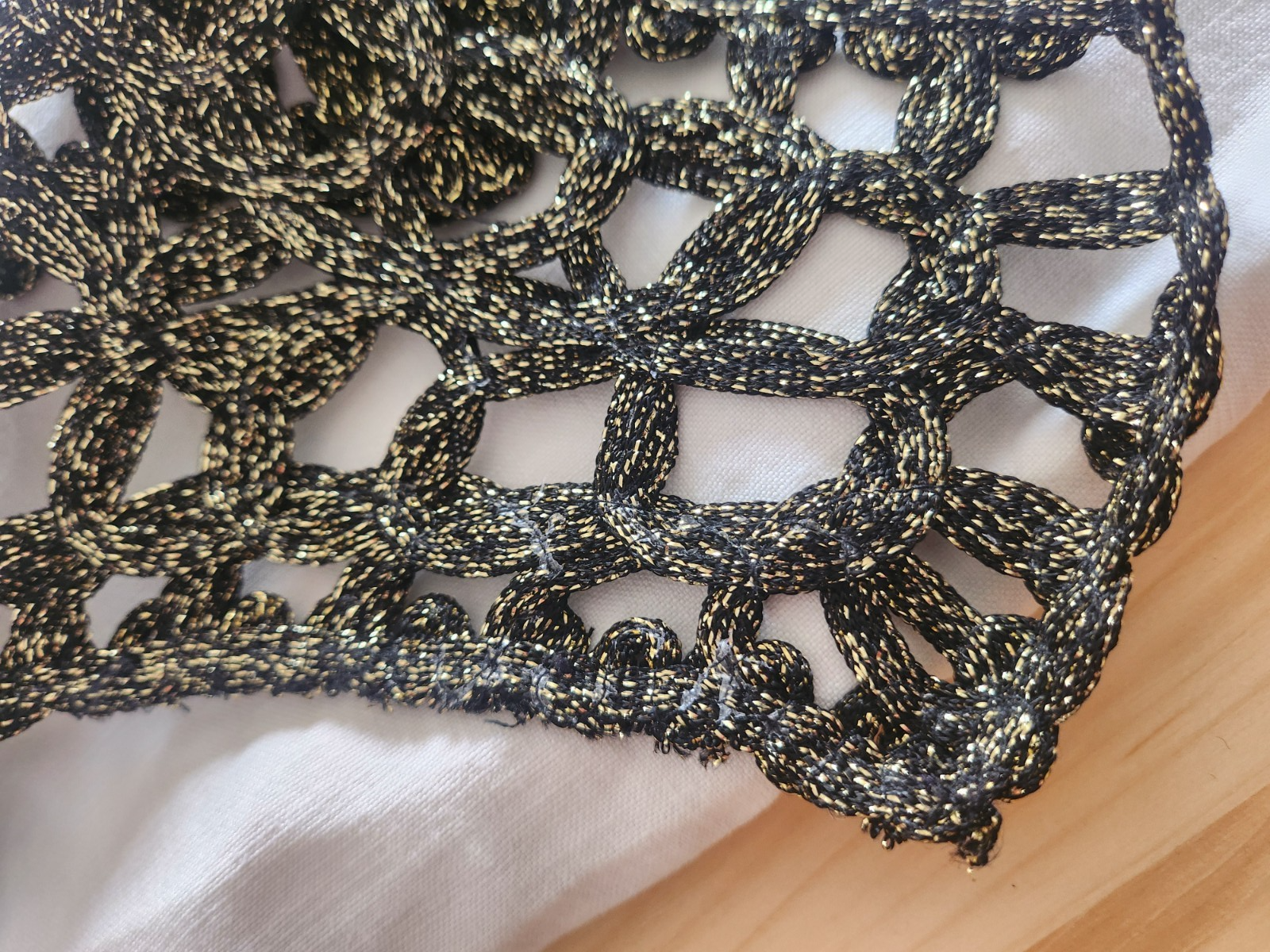 Grande encolure  vintage dentelle noir dore récup main robe soiréeevoir photo B8