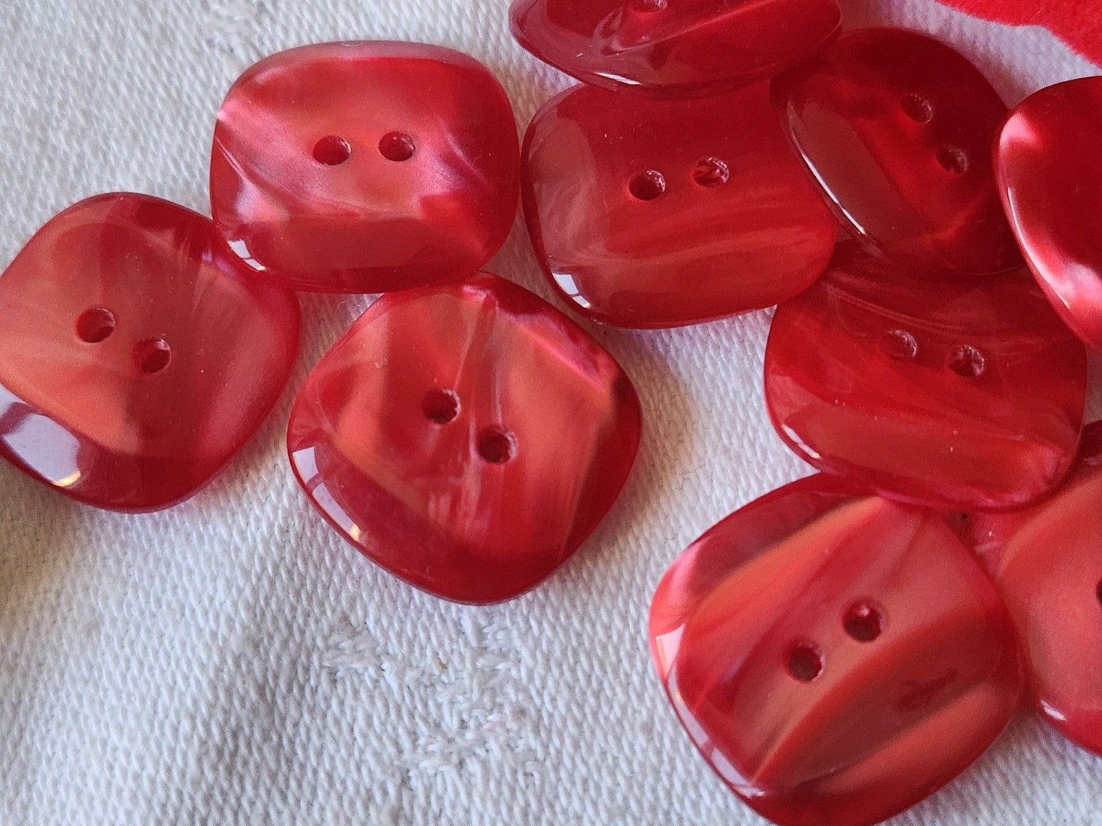 Lot 11 boutons vintage rouge laiteux 1,8 cm trous ref 2528