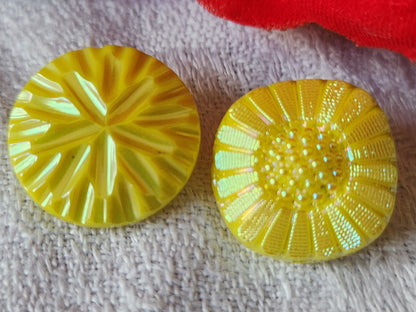 Duo boutons anciens en verre vintage jaune irisé  travaillé 1,7 et 1,8 cm G19C