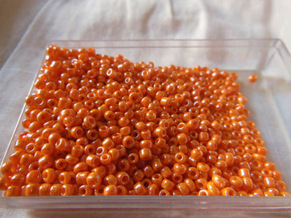 Lot environ 18  grammes de perles rocaille orange satiné n°43