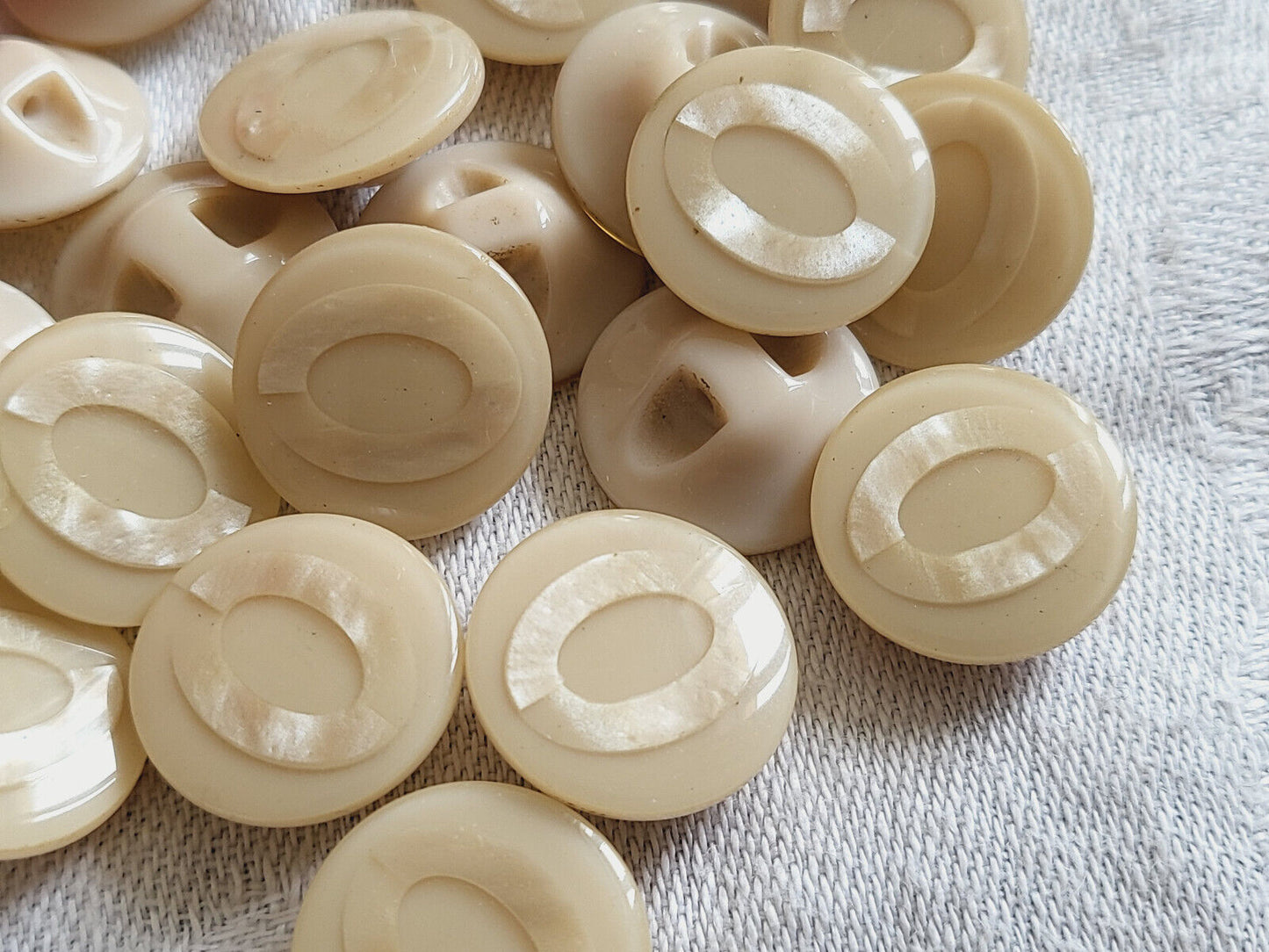 Lot  10 petits boutons vintage beige motif nacré pied  1,5 cm ref 1477