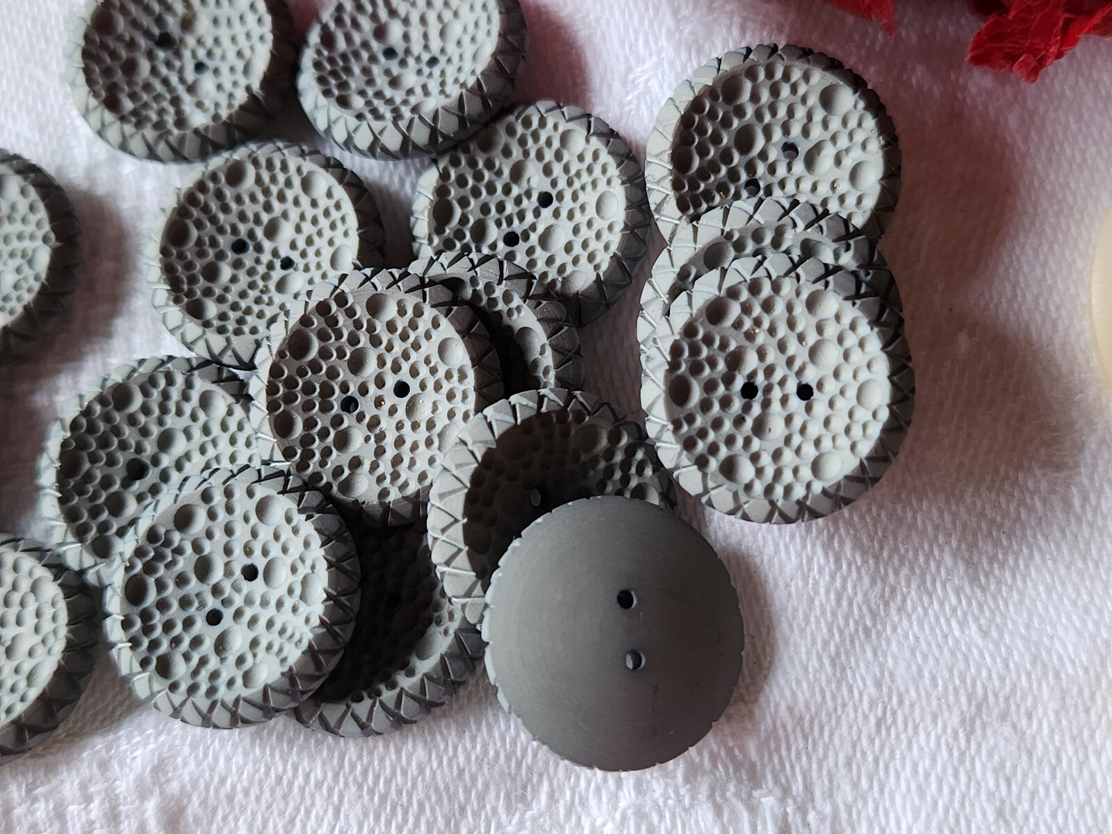 Lot 16 boutons vintage gris bleuté alveole dentelle relief 1,5 cm ref 3288