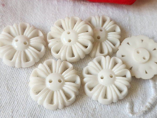Lot 6  boutons vintage blanc ajouré 2,2 cm trous ref 2084