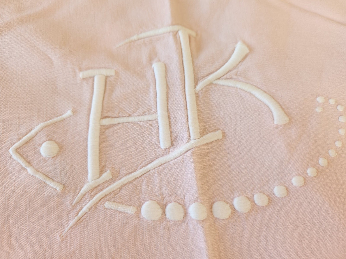 Monogramme ancien HK retour de drap rose brodée jour B7
