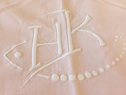 Monogramme ancien HK retour de drap rose brodée jour B7