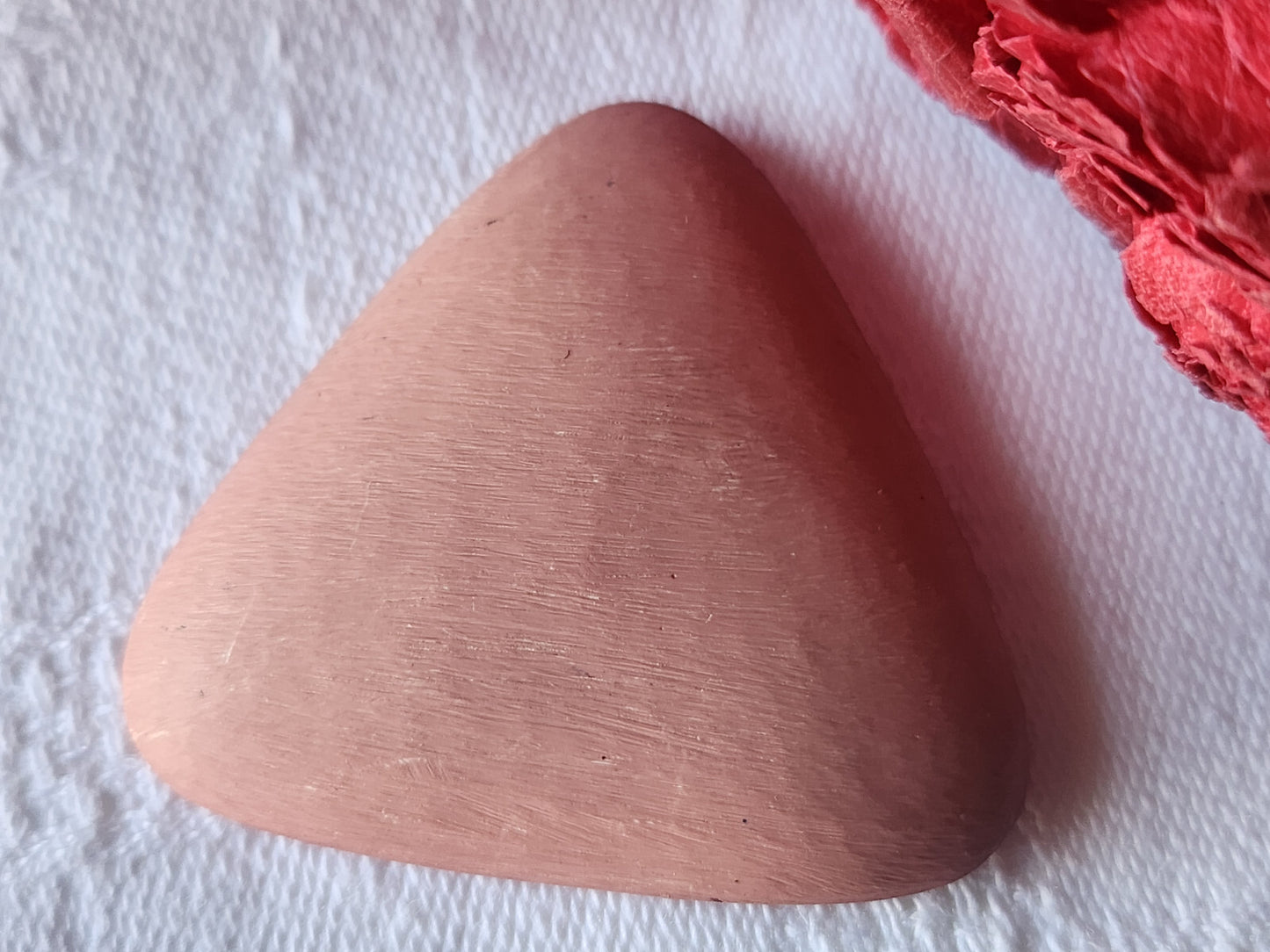 Gros bouton vintage rose forme triangle  4 cm pied mat texturé ref 2788