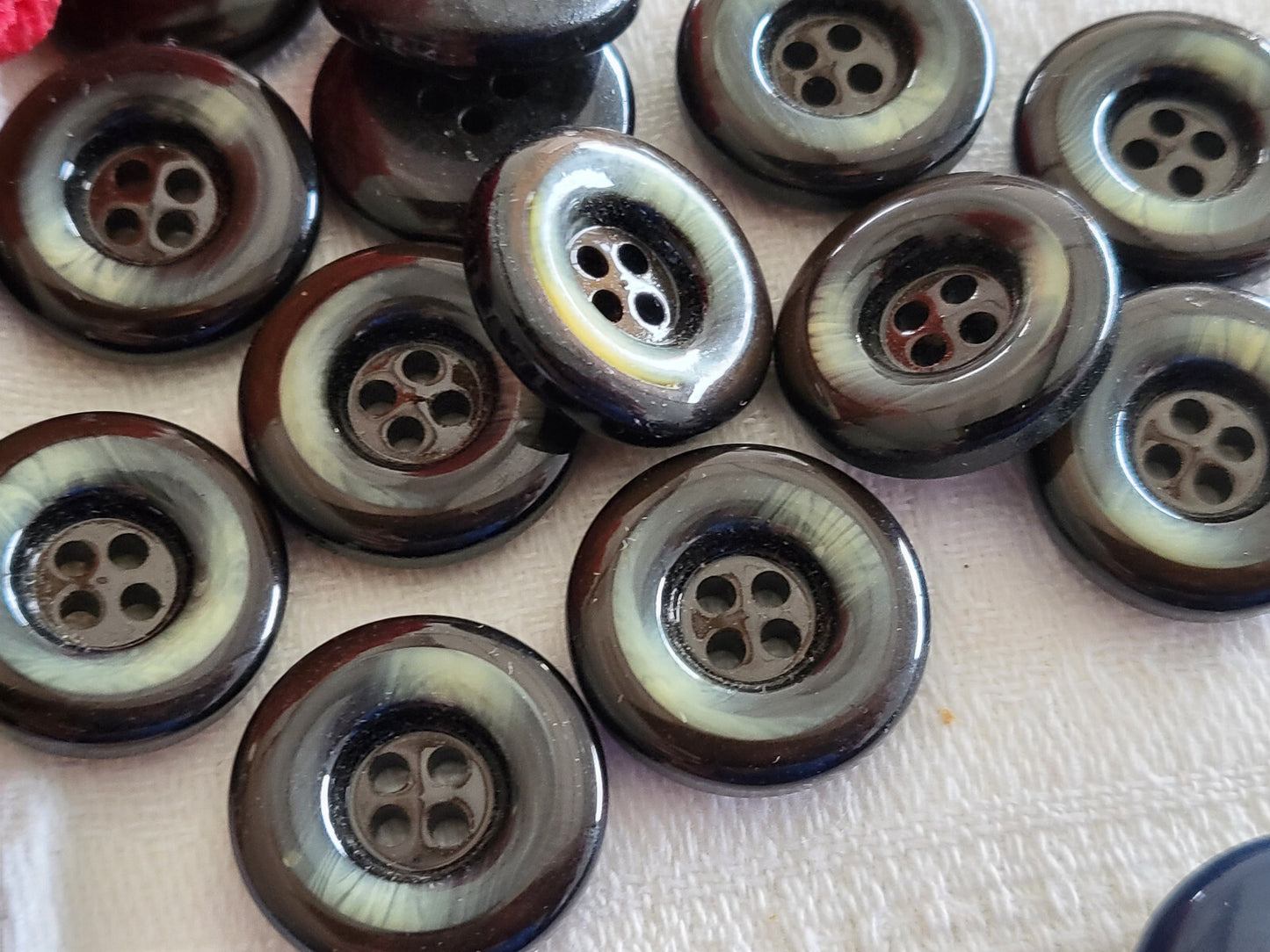 Lot 13 boutons marron crème à trou lumineux 2 cm ref 966