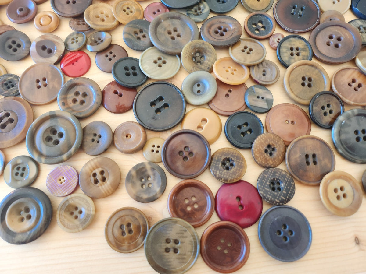Gros lot de boutons anciens en corozo à trous un peu moins de 500 grammes T10