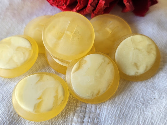 Lot 9 boutons vintage creme mat  pied 2,2 cm ref 5294