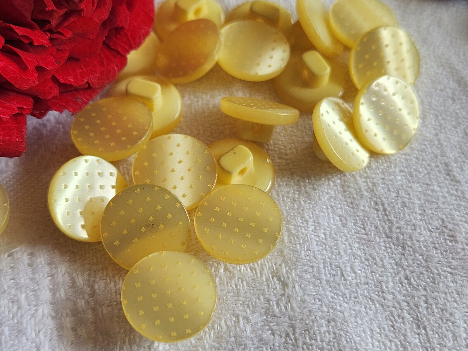 Lot 21 boutons vintage  jaune motif  nacré petits layette  1,3 cm ref 4730