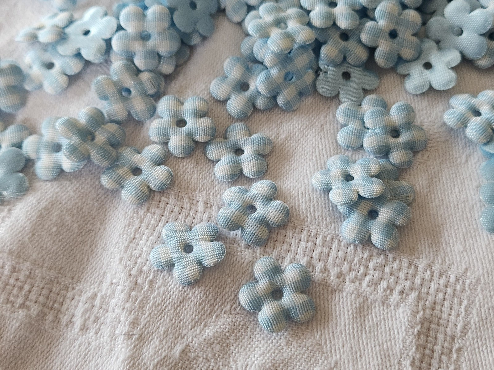 Lot  50 fleurs bleu carreau   tissu customisation 1,5 cm  embellissement T2