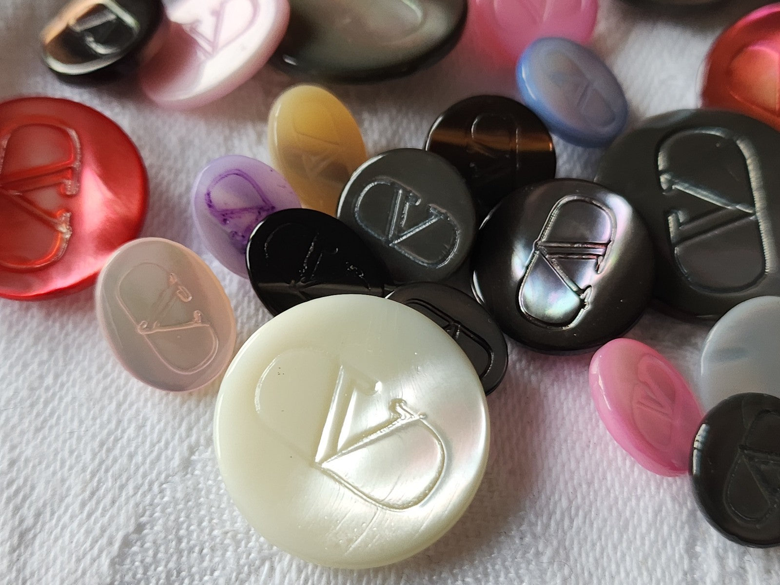 Lot 26 boutons vintage en nacre gris  valentino?  panaché 1,1 à 2 cm  ref 3670