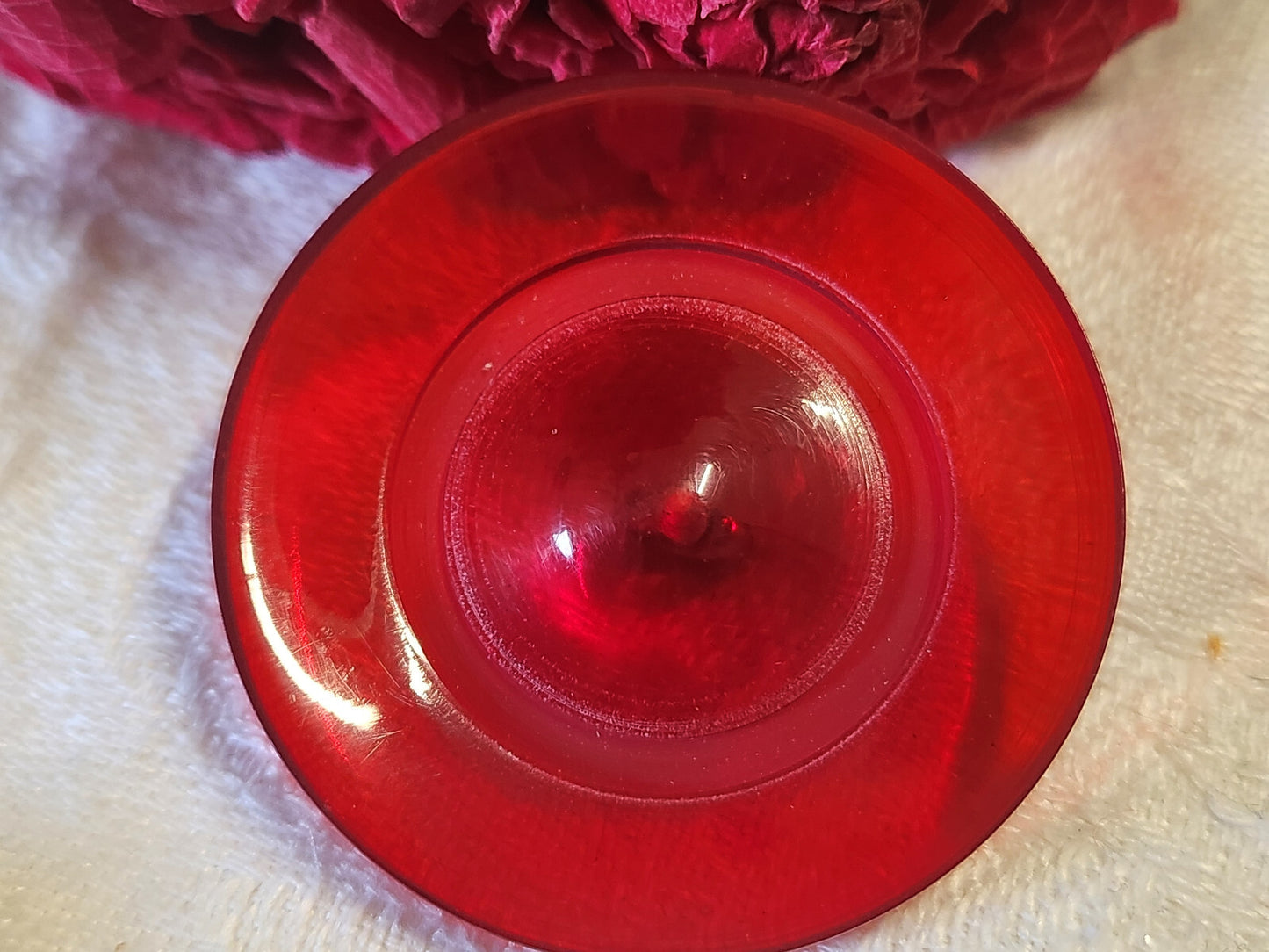 Gros bouton vintage rouge transparent pied laiton 3,9 mm ref 2384