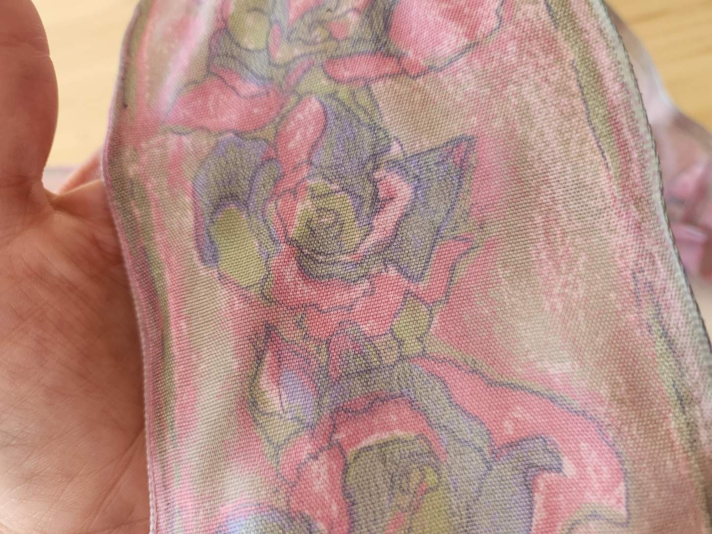 Très large ruban année 80 fil métal sur chaque coté 17 mètres 50 sur 9,7 cm  B3