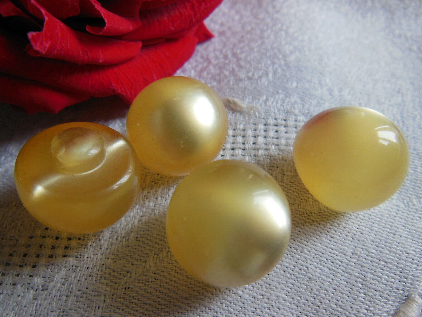 Lot 4 gros boutons vintage demi boule pied jaune 1,6 cm ref 216