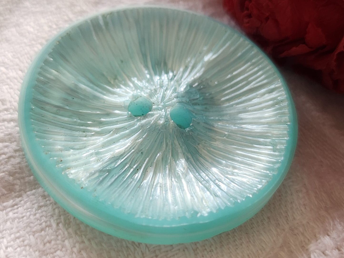 Enorme bouton vintage bleu lumineux texturé 4 cm ou 40 mm ref 2779