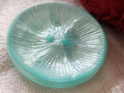 Enorme bouton vintage bleu lumineux texturé 4 cm ou 40 mm ref 2779
