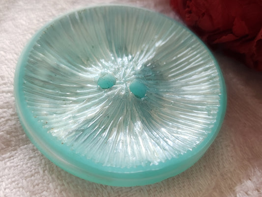 Enorme bouton vintage bleu lumineux texturé 4 cm ou 40 mm ref 2779