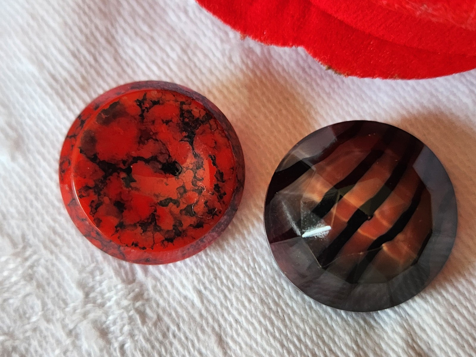 Duo boutons anciens en verre vintage rouge 1,8 et  1,7 cm G17L